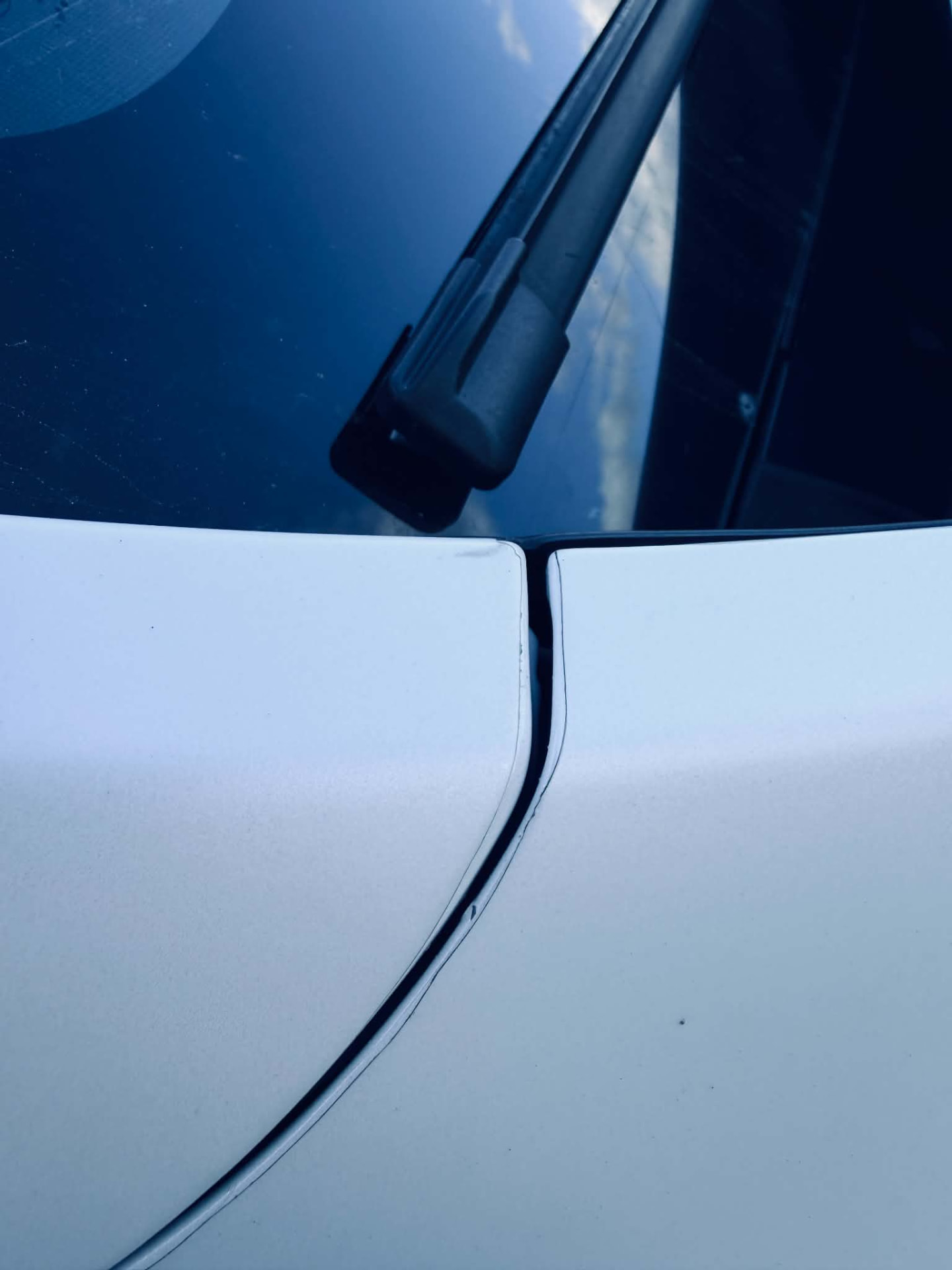 Ajustement abîmé entre deux panneaux de carrosserie blanche