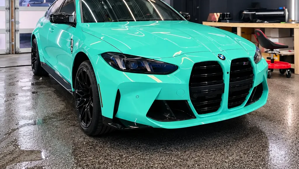 BMW M3 turquoise protégée par pellicule PPF, vue de côté