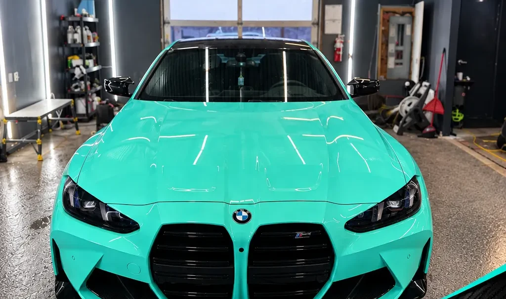 BMW M3 turquoise protégée par pellicule PPF, vue de face